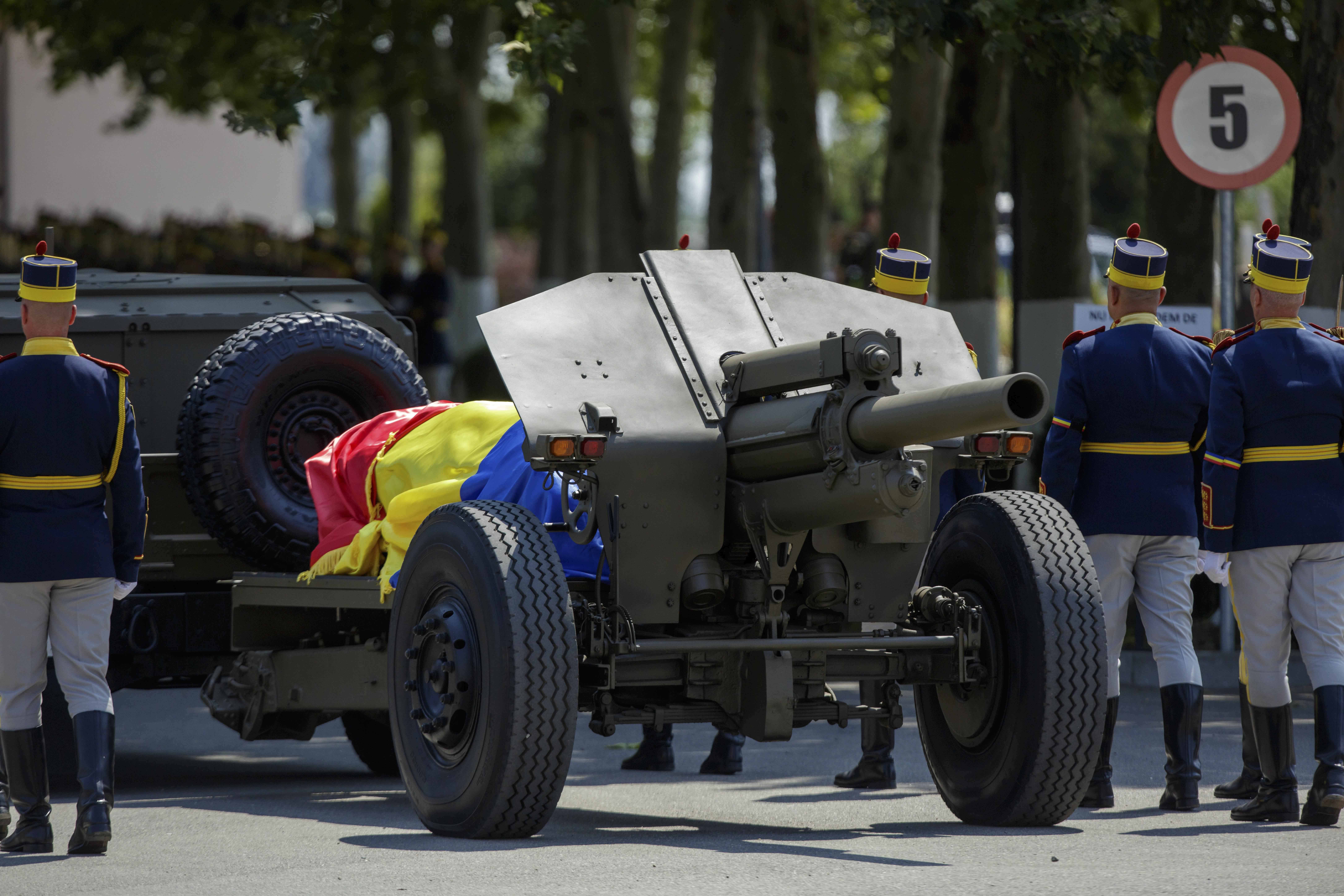 De ce șefii de stat, înmormântați cu onoruri militare, sunt transportați pe un afet de tun. Cine a instituit această tradiție