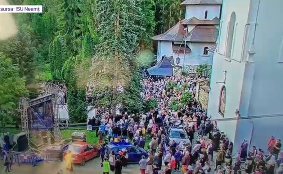 Zeci de pelerini au avut nevoie de îngrijiri medicale. Ei au participat la slujba de canonizare a Sfinţilor Paisie şi Cleopa