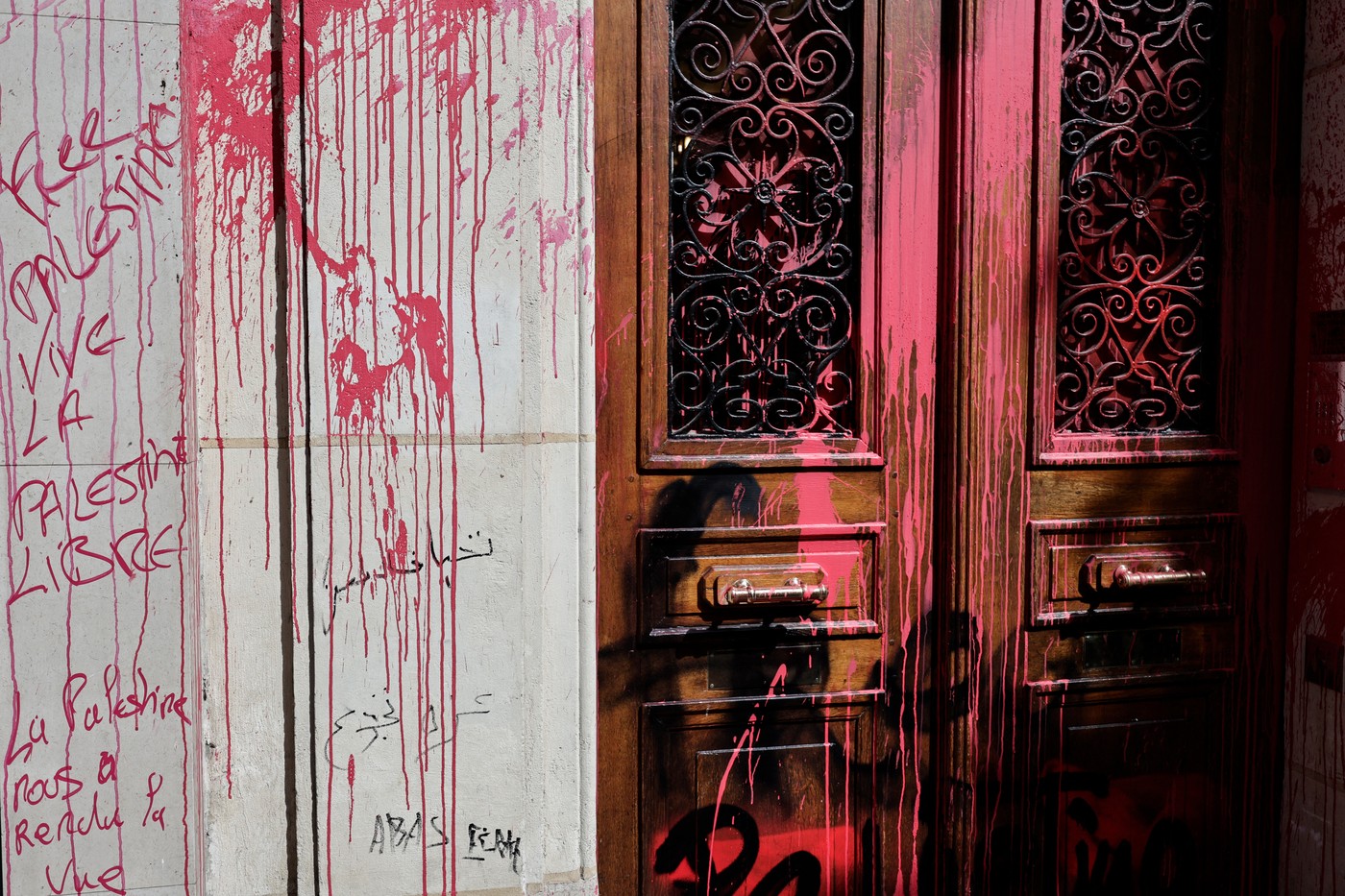 Sediul companiei aeriene naționale israeliene de la Paris, vandalizat. „Când Macron anunţă cadouri Hamasului, acesta e rezultatul”