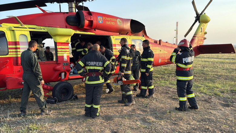   Video&Foto  Pompierii încă se luptă să stingă incendiul de vegetație din Tulcea. Focul se întinde pe 8 hectare. Intervin și 3 elicoptere Black Hawk 