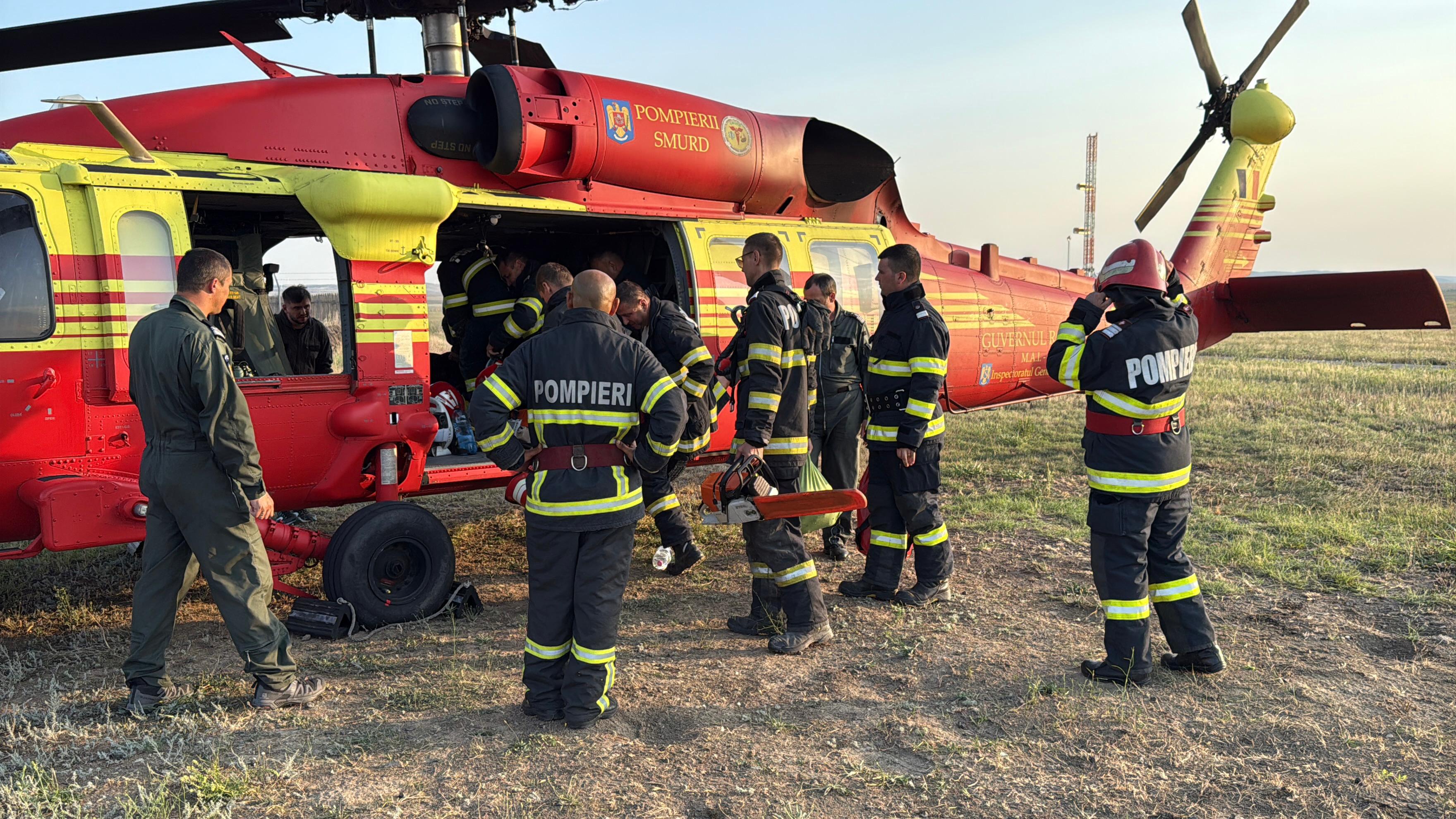 Pompierii încă se luptă să stingă incendiul de vegetație din Tulcea. Focul se întinde pe 8 hectare. Intervin și 3 elicoptere Black Hawk