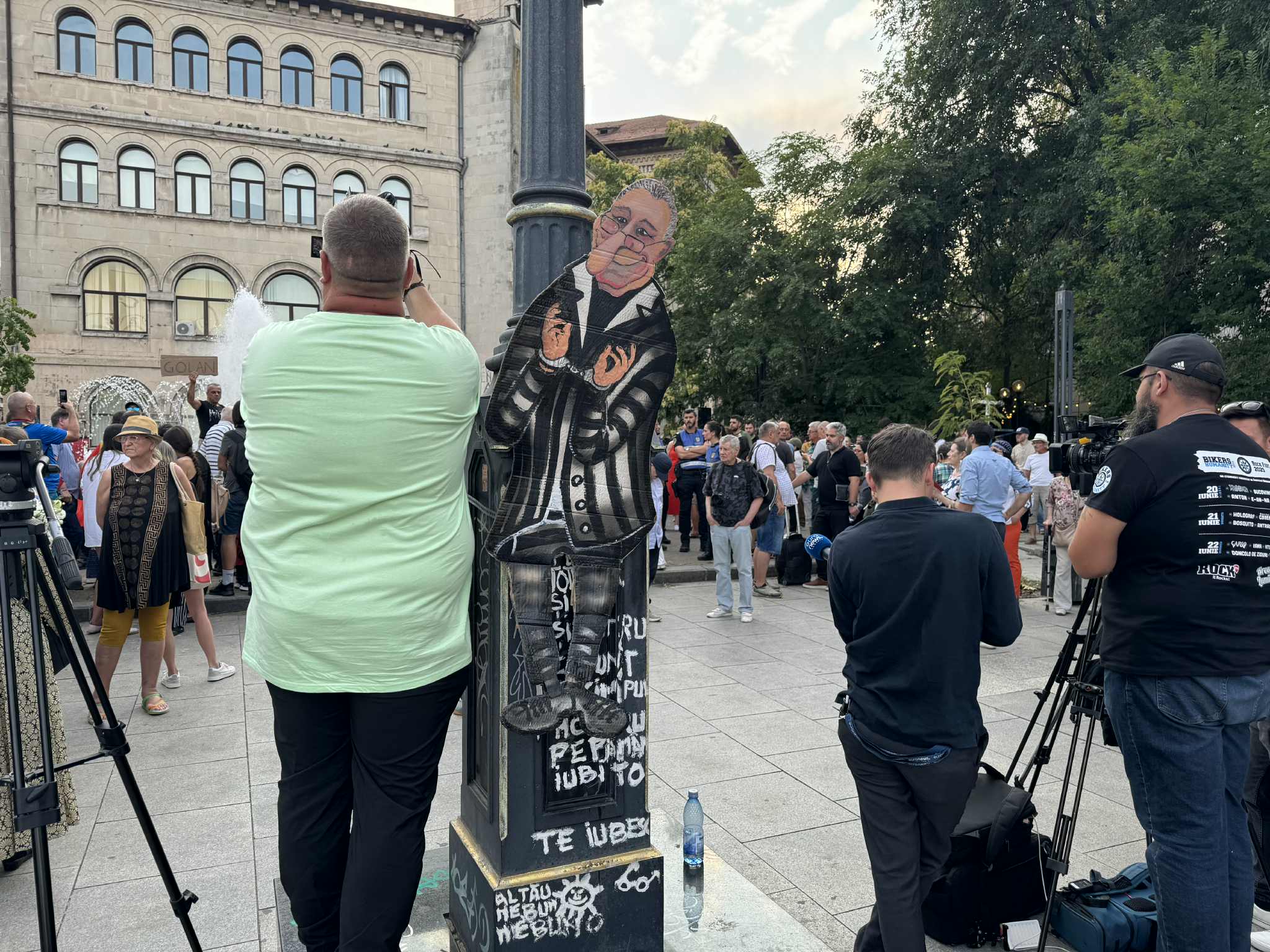 Protest în Piața Universității față de declararea zilei de doliu național pentru Iliescu. Jandarmeria spune că manifestația e ilegală