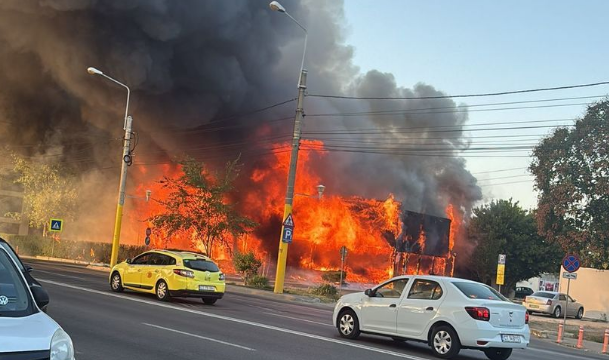 Incendiu puternic în Mamaia. Arde un fost club