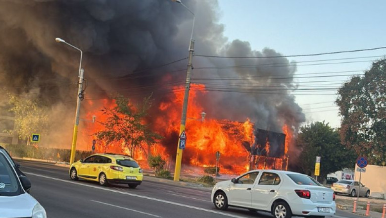   Video  Incendiu puternic în Mamaia. A ars un fost club 