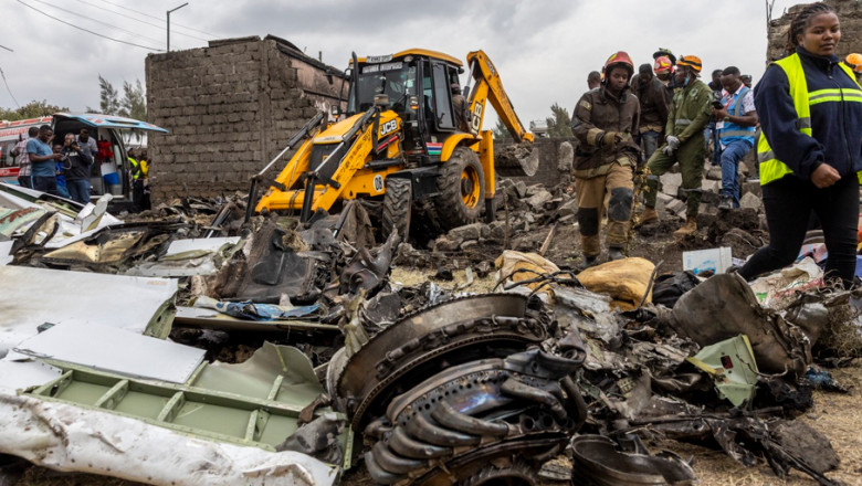  Cel puţin șase morţi după ce un avion s-a prăbuşit într-o zonă de case de la periferia orașului Nairobi, Kenya 