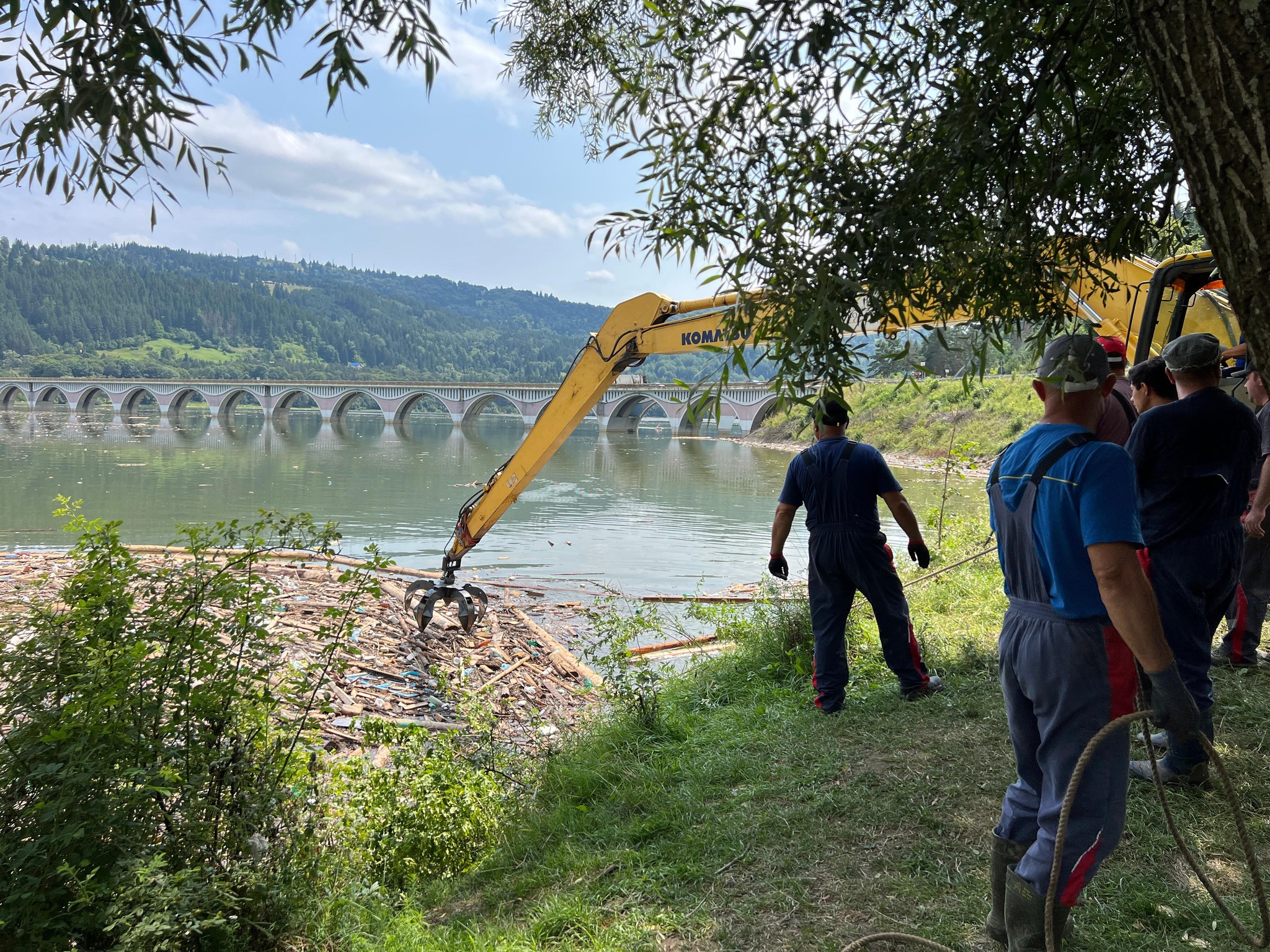 Prefectura Neamț: Au fost scoase din Lacul Izvorul Muntelui 300 de metri cubi de deșeuri, după viituri. Curățenia e departe de final