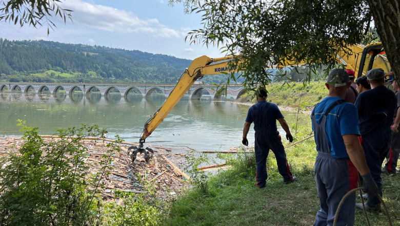 FOTO  Prefectura Neamț: Au fost scoase din Lacul Izvorul Muntelui 300 de metri cubi de deșeuri, după viituri. Curățenia e departe de final