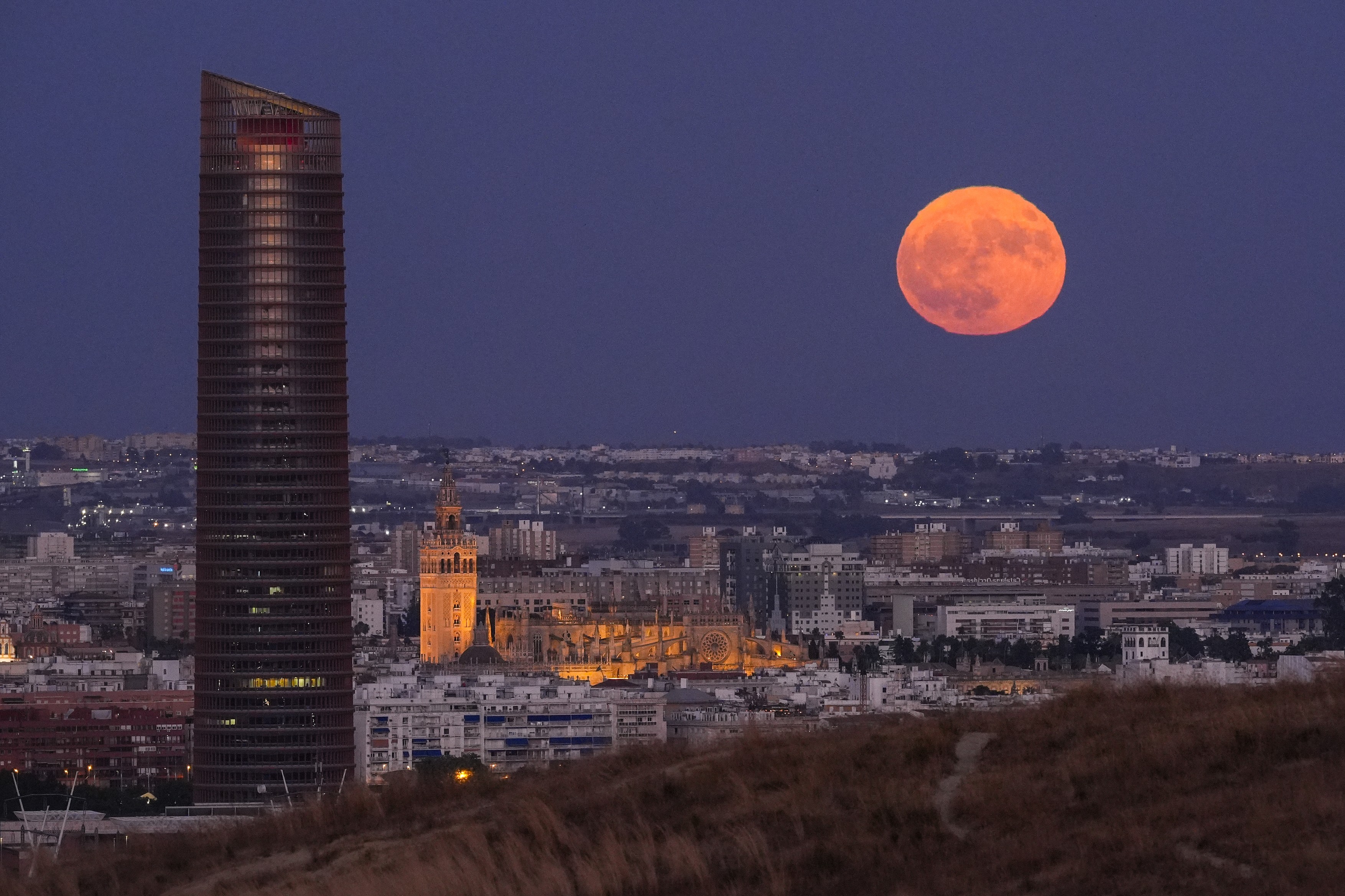 Luna Sturion, cea mai strălucitoare din august, își va face apariția pe cer două nopți consecutive. Când va putea fi admirată