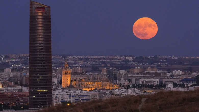 Luna Sturion, cea mai strălucitoare din august, își va face apariția pe cer două nopți consecutive. Când va putea fi admirată