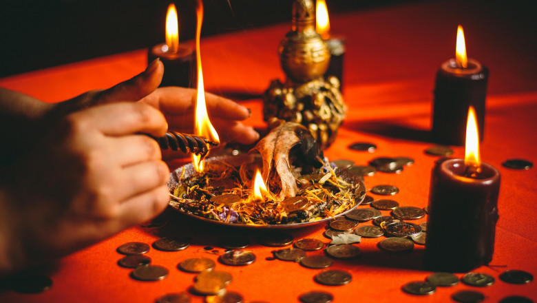 Două „vrăjitoare” din București, reținute după ce au înșelat o femeie cu peste 30.000 de euro pentru ritualuri „de împreunare”