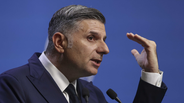 Alexandru Petrescu, președintele Autorității de Supraveghere Financiară, gesticuleaza