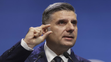 Alexandru Petrescu, președintele Autorității de Supraveghere Financiară, gesticuleaza
