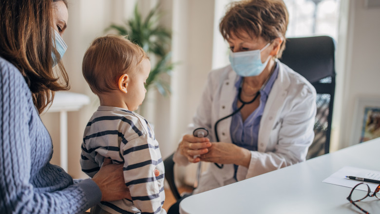 Concediu medical pentru îngrijirea copilului bolnav, la care au dreptul părinții. Cuantumul brut al indemnizației este de 100%