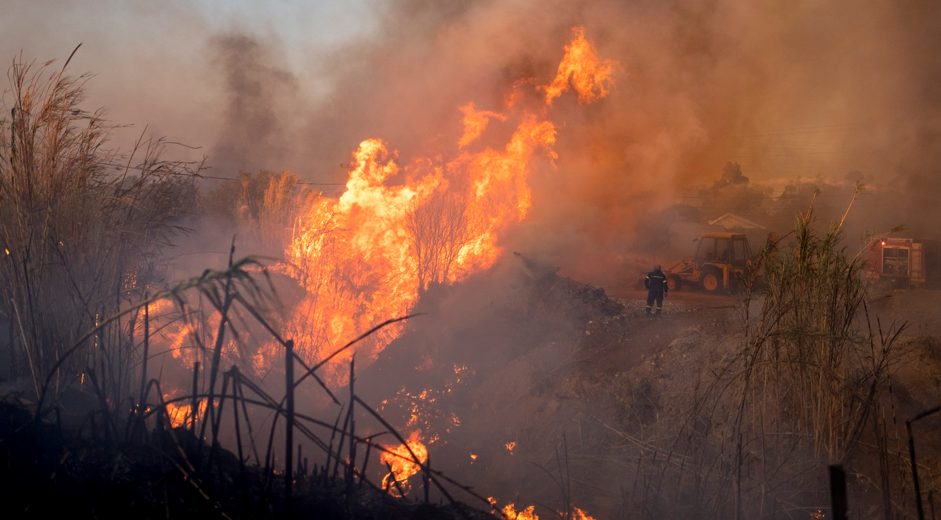 Un incendiu de proporţii arde necontrolat la sud-est de Atena