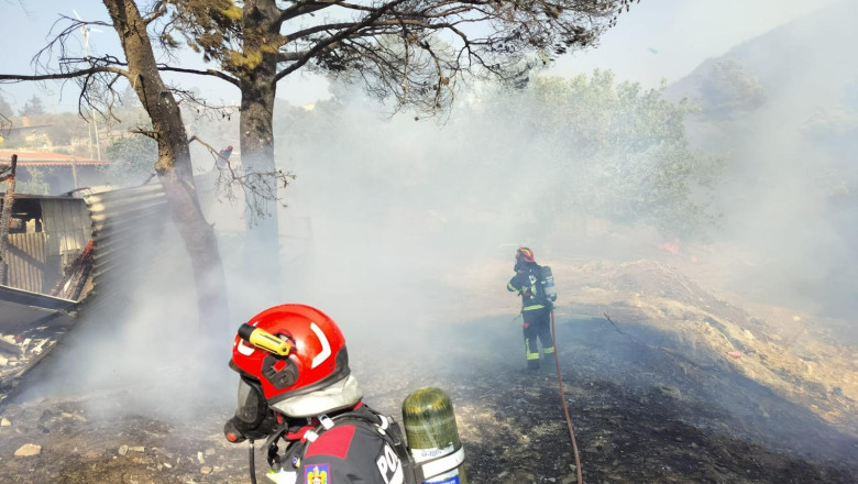 VIDEO&FOTO  Pompierii români trimiși în Grecia. Prima misiune de stingere a incendiilor de pădure. Intervenția este dificilă