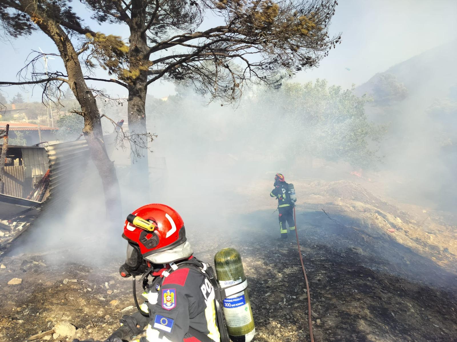 Pompierii români, trimiși în Grecia. Prima misiune de stingere a unui incendiilor de pădure. Intervenția este dificilă