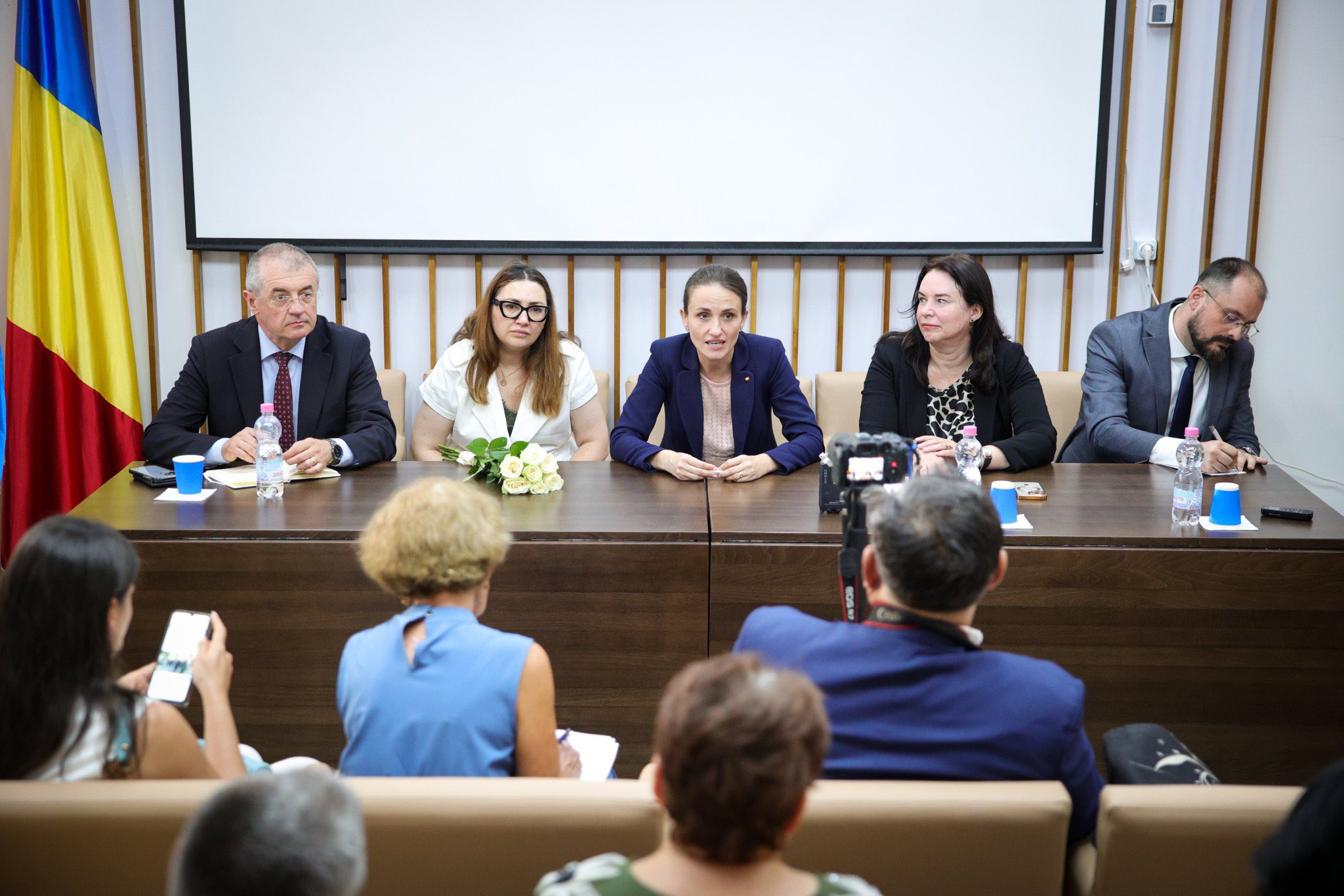 Românii din Cernăuți îi cer Oanei Țoiu să protejeze școlile cu predare în limba română. Ce spune ministra de Externe