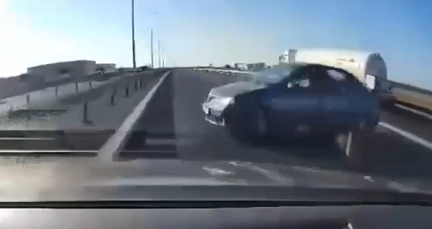 Gest inconștient pe autostrada A1. Un șofer a tras brusc de volan pentru a întoarce și a lovit o altă mașină
