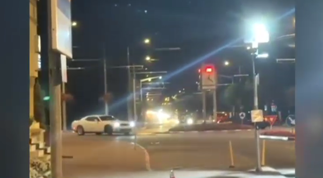 Drifturi în fața sediului Poliției din Târgu Jiu. Ce sancțiuni va primi tânărul care este căutat acum de oamenii legii