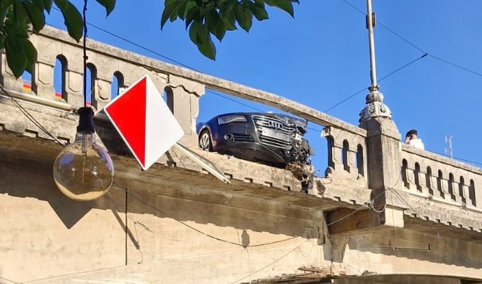 O maşină a rupt balustrada şi a fost aproape de a cădea în râul Bega de pe un pod din centrul Timișoarei