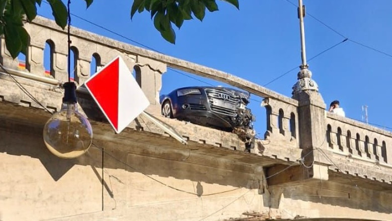 O maşină a rupt balustrada şi a fost aproape de a cădea în râul Bega de pe un pod din centrul Timișoarei