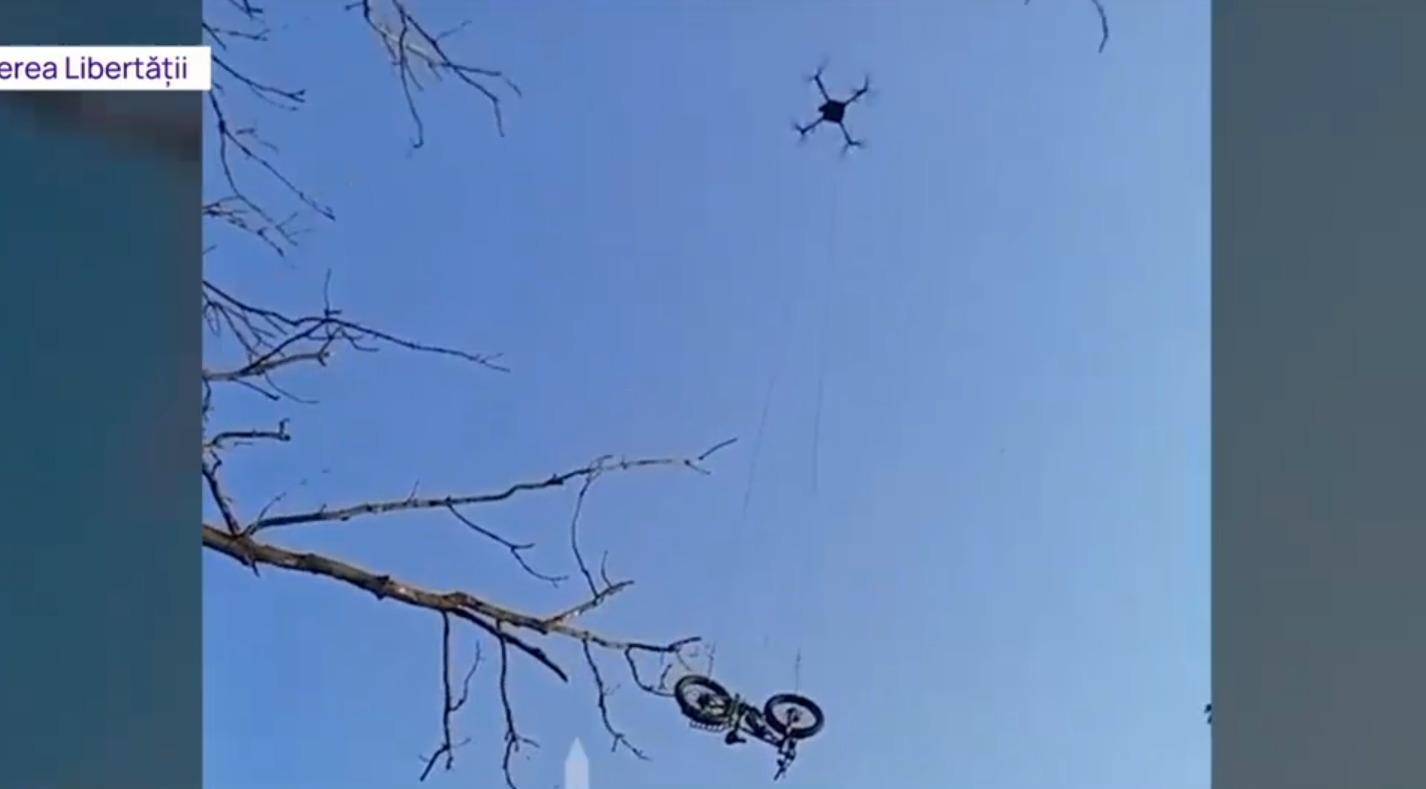 „O poveste incredibilă”. Un soldat ucrainean înconjurat de ruși a fost salvat cu ajutorul unei biciclete electrice livrată cu drona