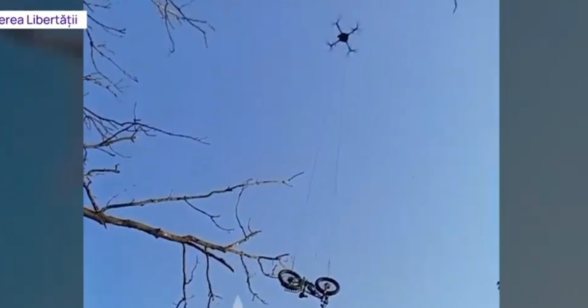 „O poveste incredibilă”. Un soldat ucrainean înconjurat de ruși a fost salvat cu ajutorul unei biciclete electrice livrată cu drona