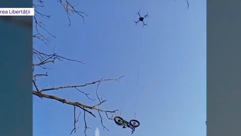 VIDEO  „O poveste incredibilă”. Un soldat ucrainean înconjurat de ruși a fost salvat cu ajutorul unei biciclete electrice livrată cu drona