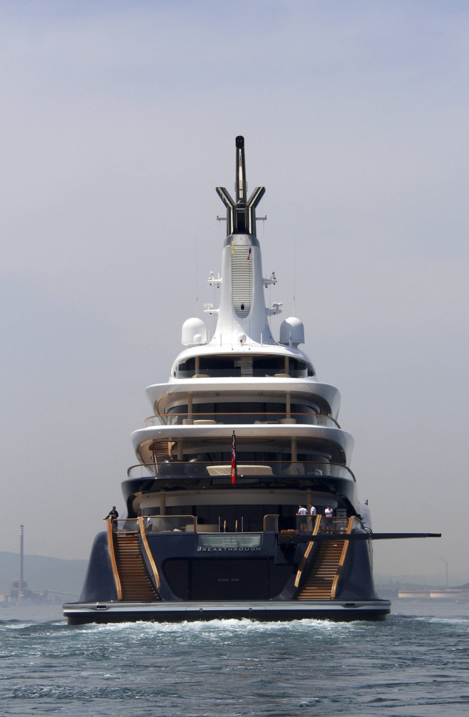 119 Meter lange Motoryacht BREAKTHROUGH auf ihrer Jungfernfahrt vor Gibraltar, Mittelmeer. Die durch Wasserstoff angetri
