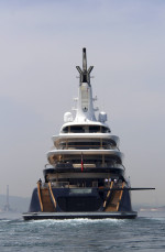 119 Meter lange Motoryacht BREAKTHROUGH auf ihrer Jungfernfahrt vor Gibraltar, Mittelmeer. Die durch Wasserstoff angetri