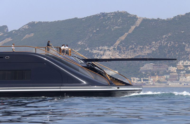 119 Meter lange Motoryacht BREAKTHROUGH auf ihrer Jungfernfahrt vor Gibraltar, Mittelmeer. Die durch Wasserstoff angetri