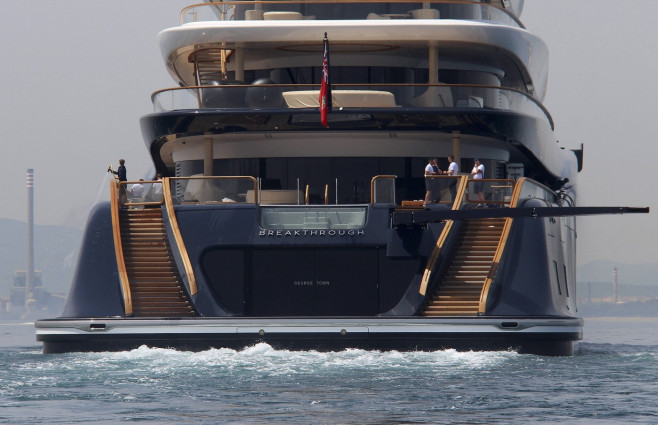 119 Meter lange Motoryacht BREAKTHROUGH auf ihrer Jungfernfahrt vor Gibraltar, Mittelmeer. Die durch Wasserstoff angetri