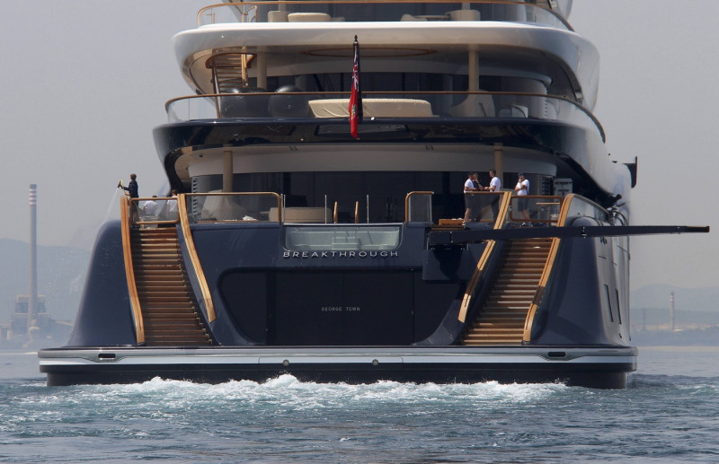 119 Meter lange Motoryacht BREAKTHROUGH auf ihrer Jungfernfahrt vor Gibraltar, Mittelmeer. Die durch Wasserstoff angetri