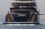 119 Meter lange Motoryacht BREAKTHROUGH auf ihrer Jungfernfahrt vor Gibraltar, Mittelmeer. Die durch Wasserstoff angetri