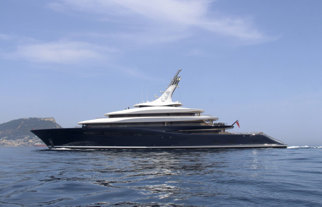 119 Meter lange Motoryacht BREAKTHROUGH auf ihrer Jungfernfahrt vor Gibraltar, Mittelmeer. Die durch Wasserstoff angetri