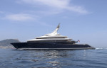 119 Meter lange Motoryacht BREAKTHROUGH auf ihrer Jungfernfahrt vor Gibraltar, Mittelmeer. Die durch Wasserstoff angetri
