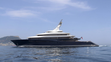 119 Meter lange Motoryacht BREAKTHROUGH auf ihrer Jungfernfahrt vor Gibraltar, Mittelmeer. Die durch Wasserstoff angetri
