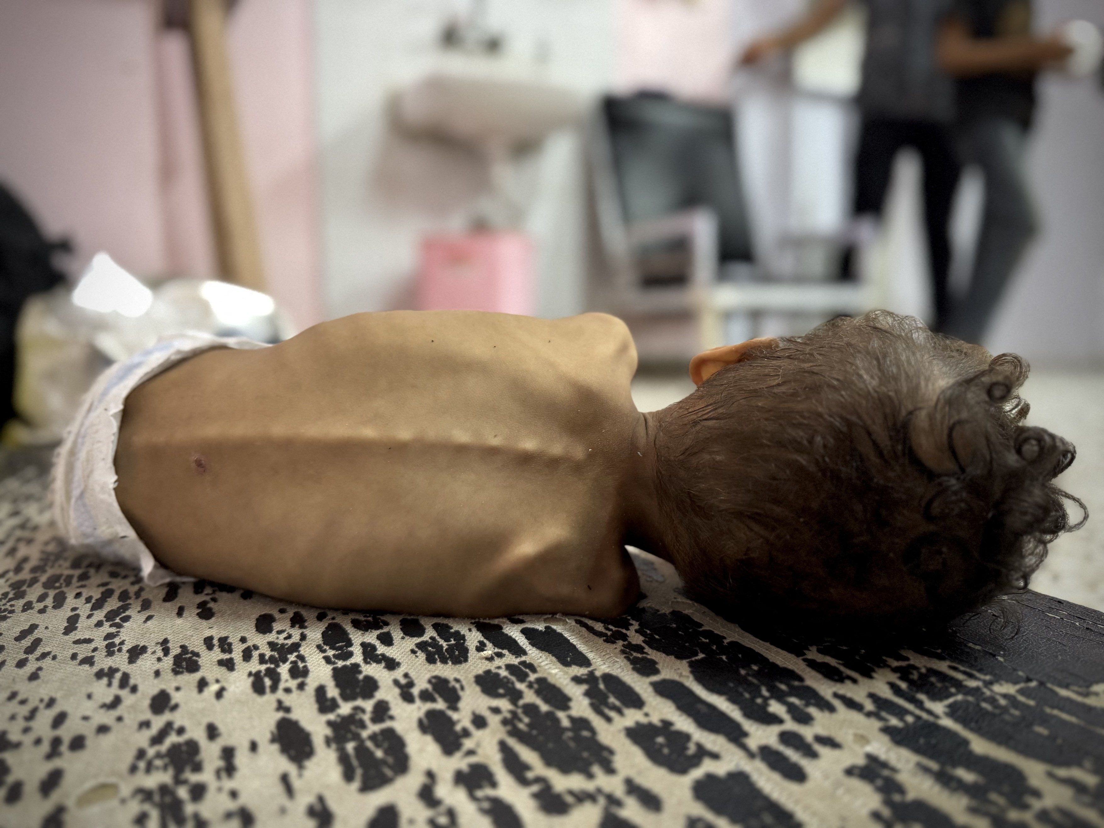 „Dacă bebelușul ar putea vorbi, ar țipa, întrebându-ne ce îi punem în stomac”. Nou-născuții din Fâșia Gaza, hrăniți cu ierburi și ceai
