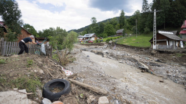 Urmari ale inundatiilor aparute in urma unor ploi torentiale in amonte de localitatea Brosteni, judetul Suceava.