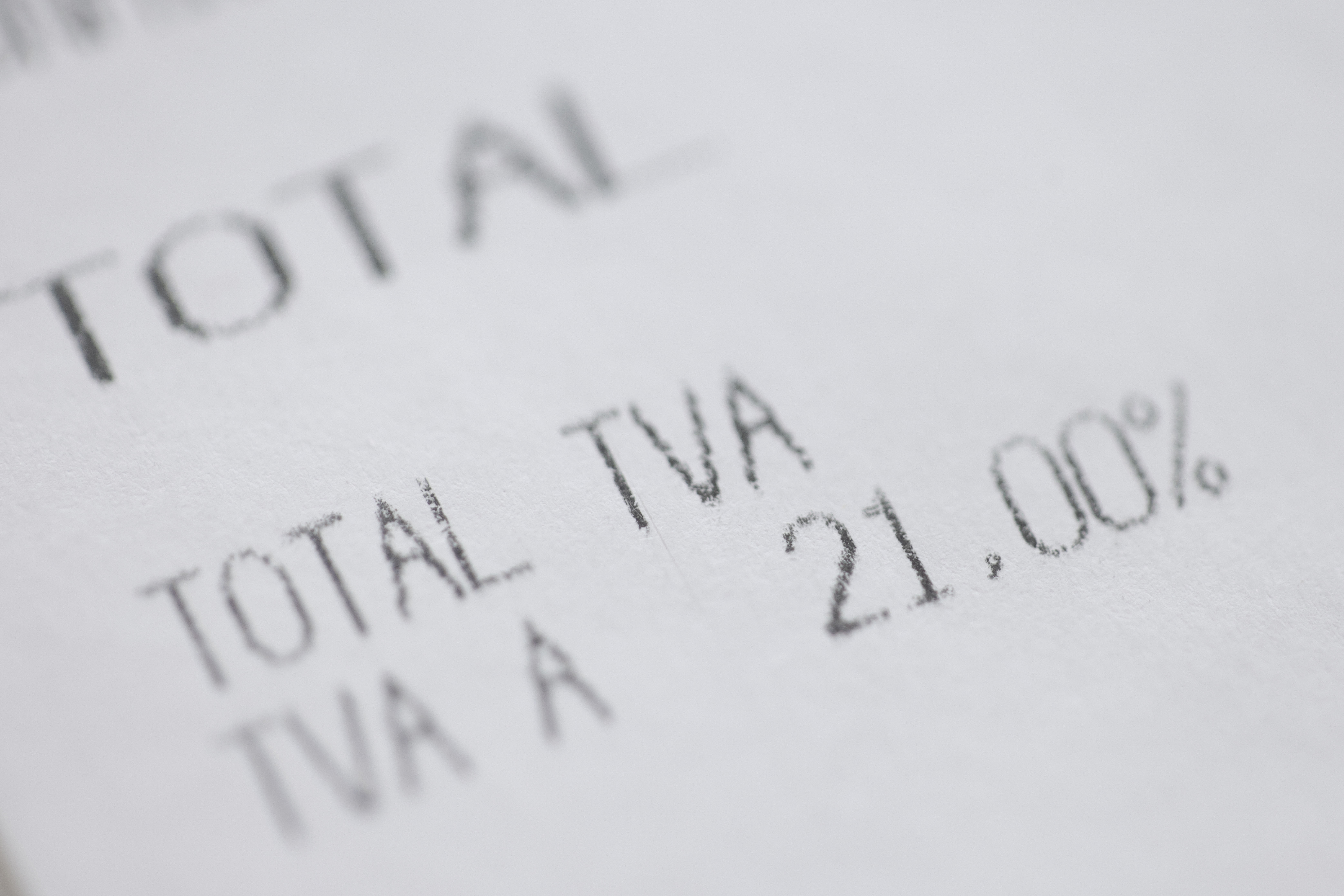 TVA majorat la 21% din iulie, în loc de august, pentru mai multe servicii. Cum se explică situația. Ministerul Finanțelor: „Verificăm”