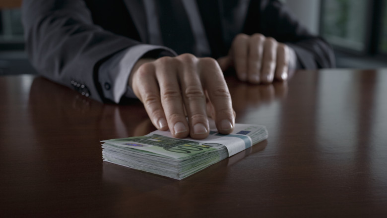 DNA: Doi polițiști ar fi primit peste 100.000 de euro și două telefoane de la un om care voia să scape de un dosar penal