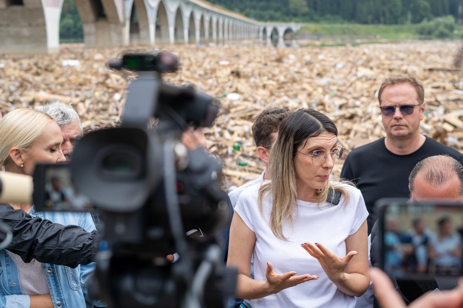 Peste 200 de persoane intervin la Borca și Fărcașa, după inundații. Diana Buzoianu: „La Neamț e o bombă cu ceas”