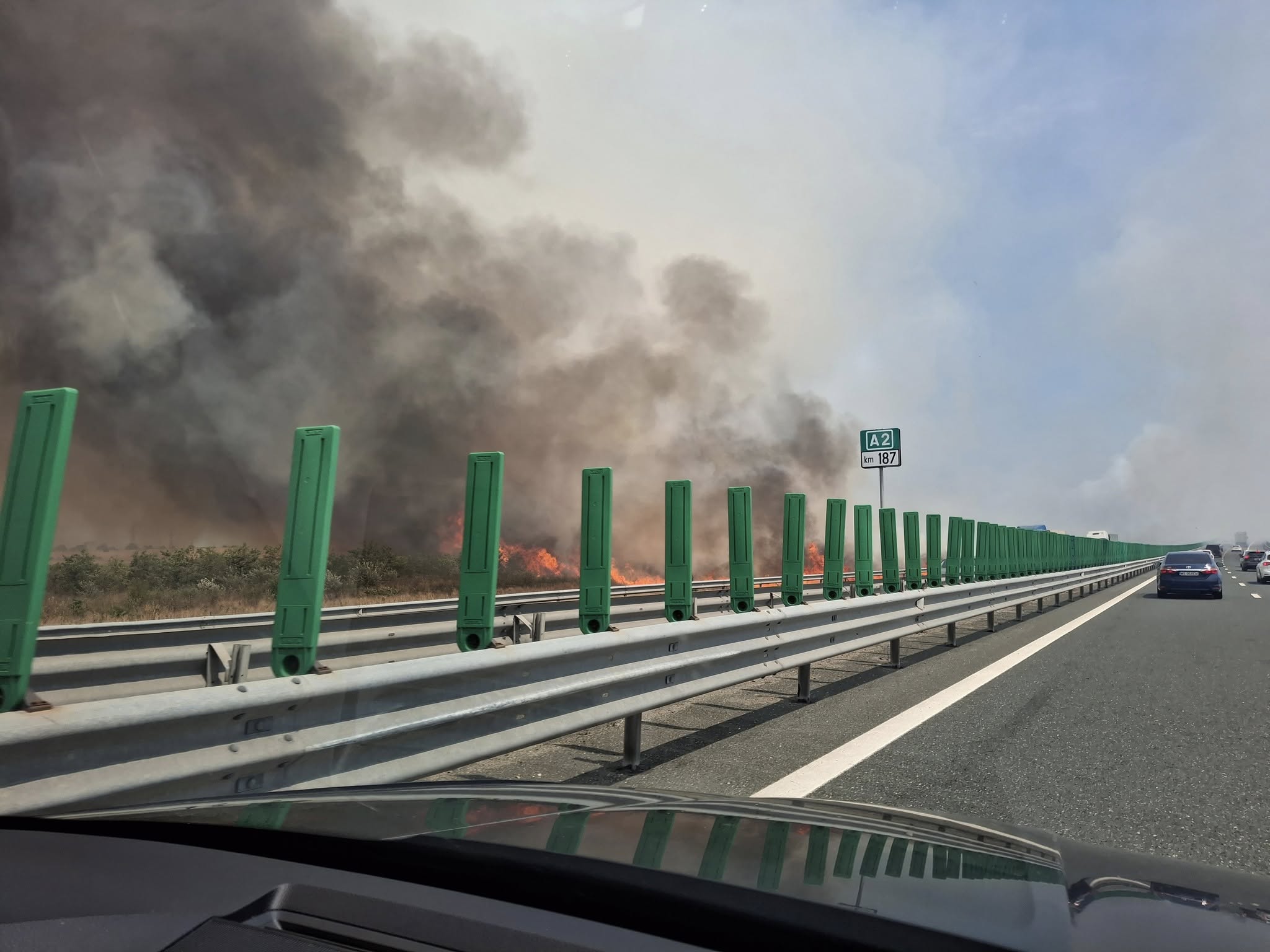 Incendiu de vegetație lângă Autostrada Soarelui: pompierii intervin cu mai multe autospeciale. Traficul rutier, oprit