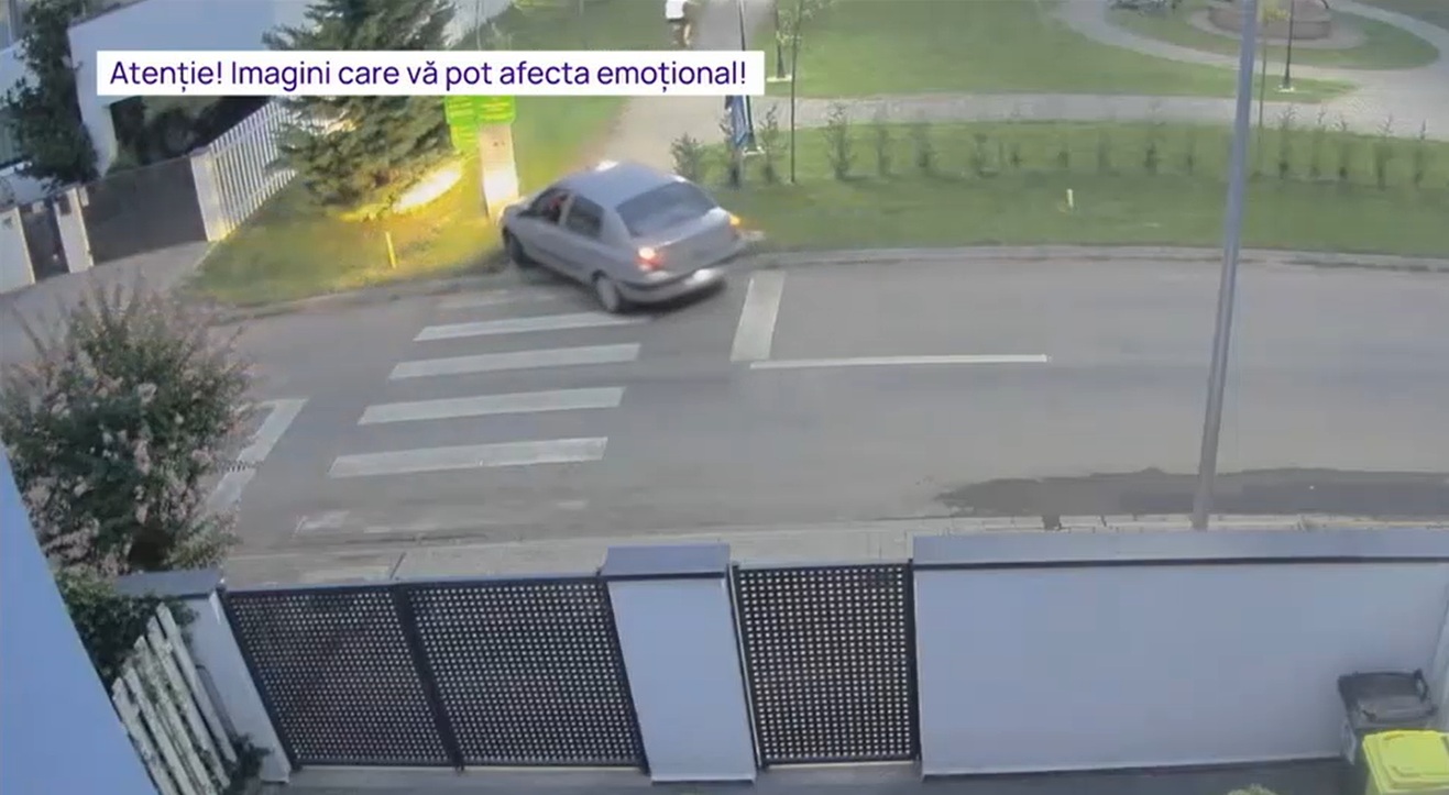 Momentul în care un bărbat intră cu mașina pe aleile pietonale dintr-un parc, în urmărirea unor bicicliști