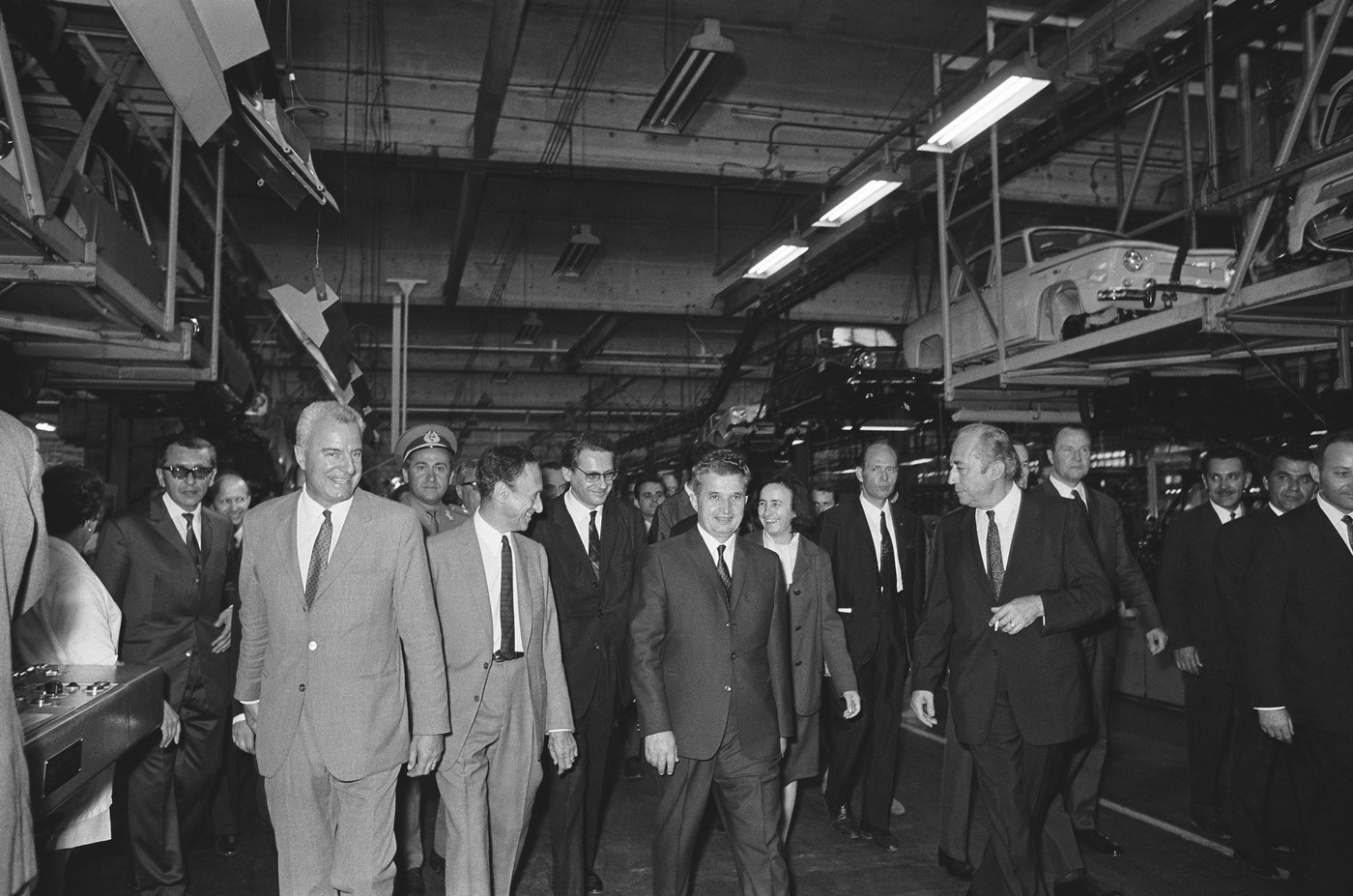 Miturile „raiului” comunist (3). Ceaușescu a plătit datoria externă, dar cu costuri uriașe pentru populație. Era România mai bogată?