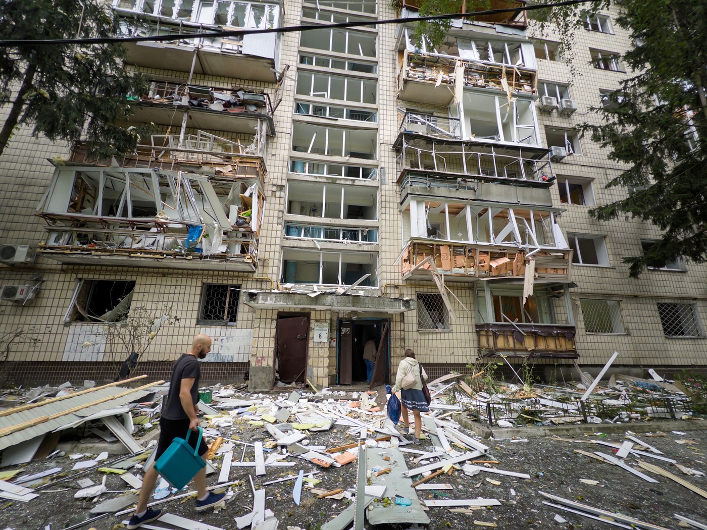 Miracol la Kiev: O tânără a fost aruncată de la etajul nouă de suflul exploziei unei rachete rusești și a supraviețuit