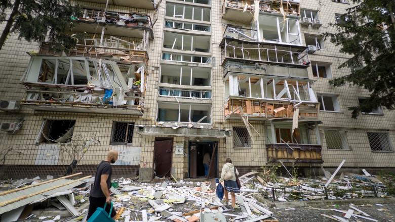 VIDEO  Miracol la Kiev: O tânără a fost aruncată de la etajul nouă de suflul exploziei unei rachete rusești și a supraviețuit