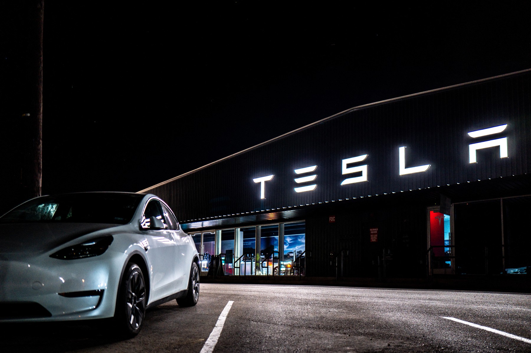 Tesla, considerată parțial vinovată pentru un accident fatal. Mașina folosise pilotul automat. Ce daune va plăti firma lui Musk