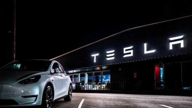 Tesla, considerată parțial vinovată pentru un accident fatal. Mașina folosise pilotul automat. Ce daune va plăti firma lui Musk