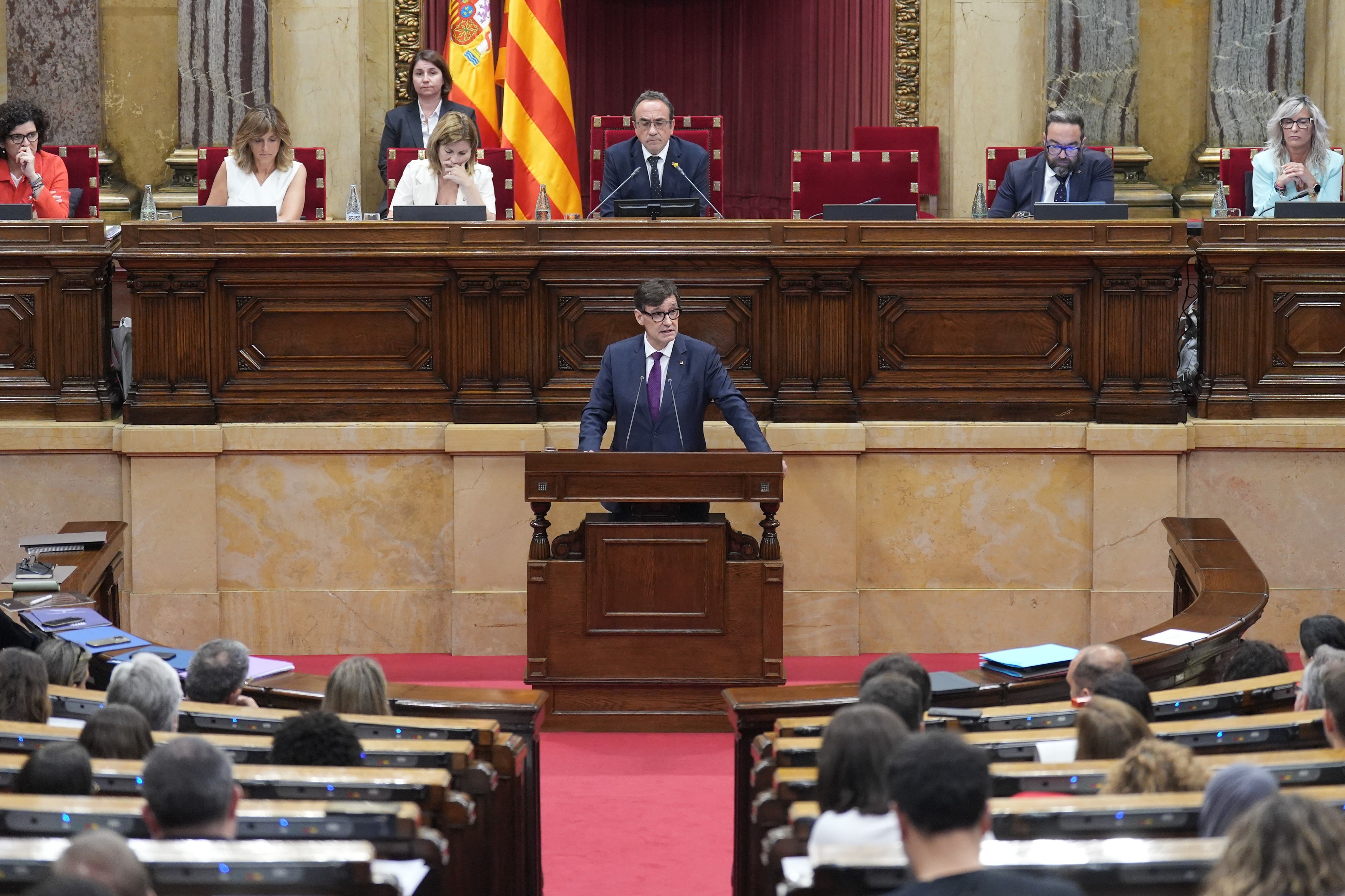 Demisii pe bandă rulantă ale politicienilor cu diplome doar în CV-uri. Ce figuri publice au fost demascate în Spania